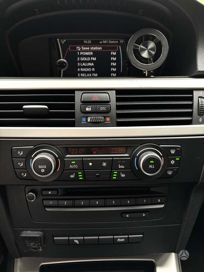 BMW 318 2010 — photo 22