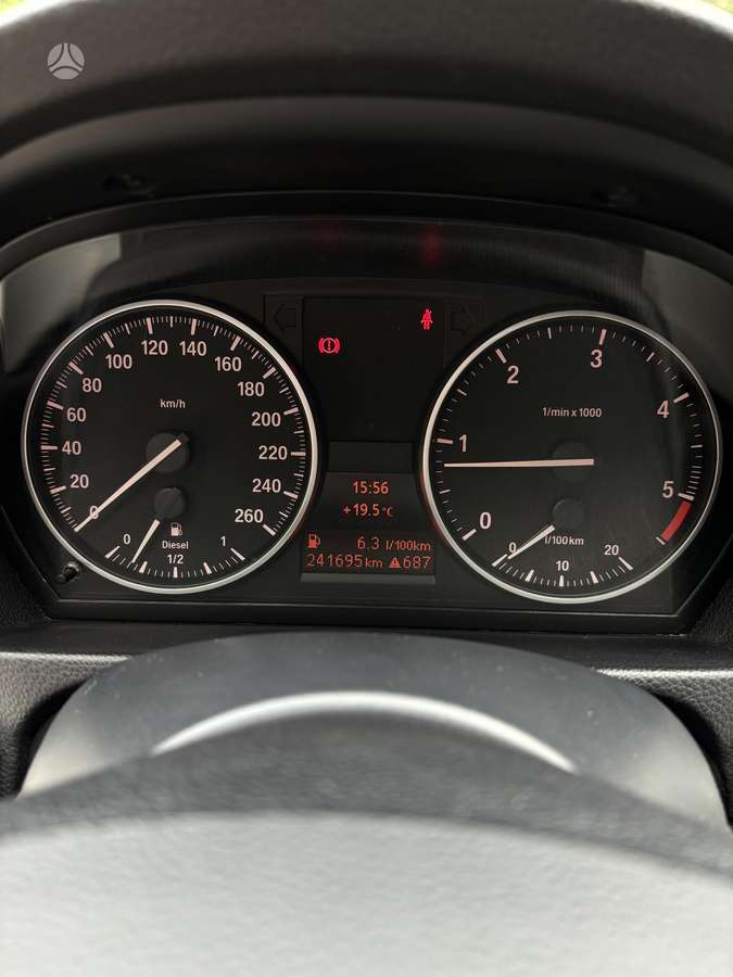 BMW 318 2010 — photo 23
