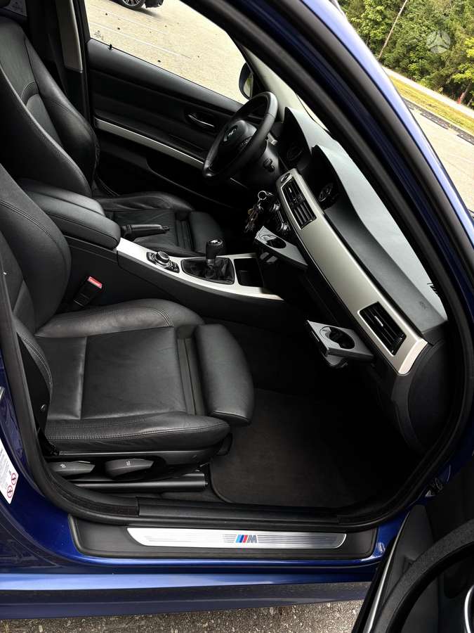 BMW 318 2010 — photo 25