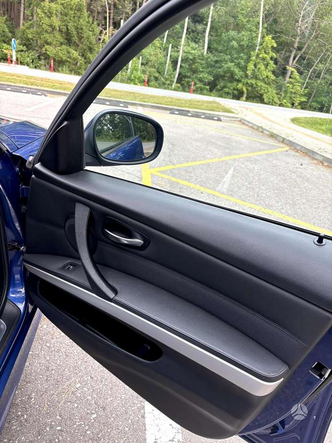 BMW 318 2010 — photo 27