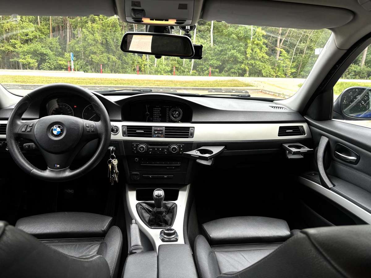 BMW 318 2010 — photo 28