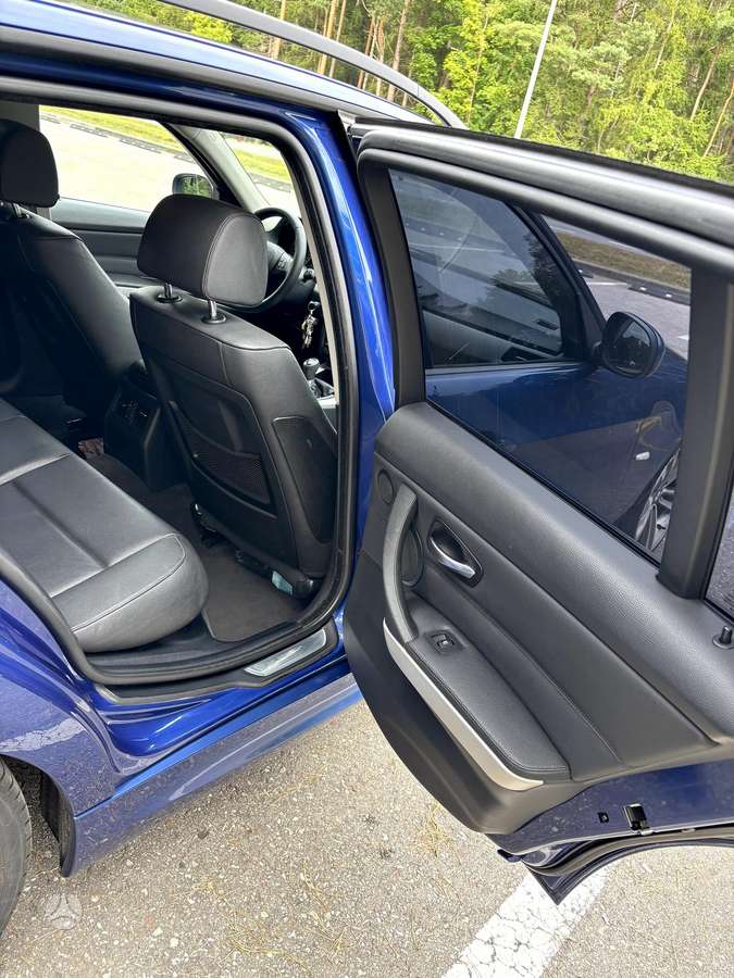 BMW 318 2010 — photo 30