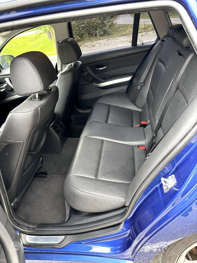 BMW 318 2010 — photo 31