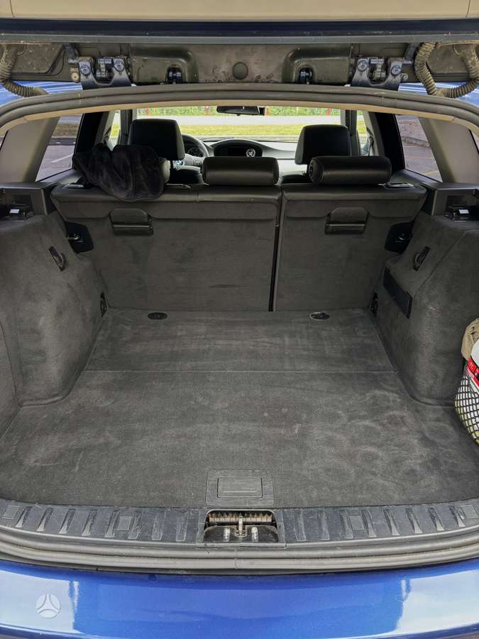 BMW 318 2010 — photo 34