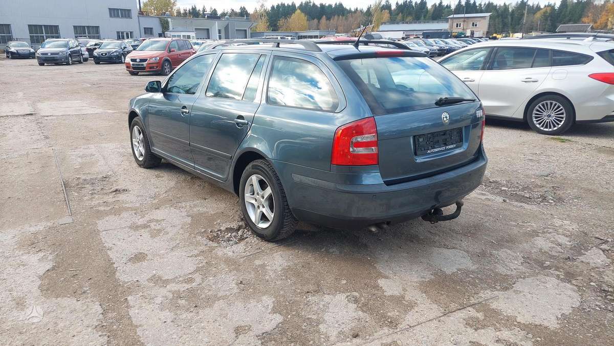 Skoda Octavia 2006 — rear view