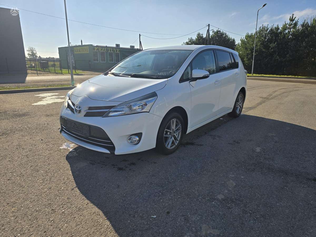 Toyota Verso 2015 — вигляд ззаду