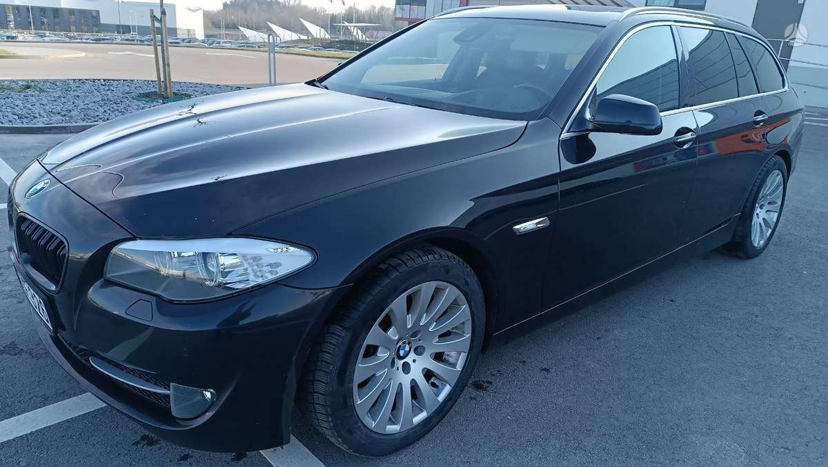 BMW 525 2011 — вигляд ззаду