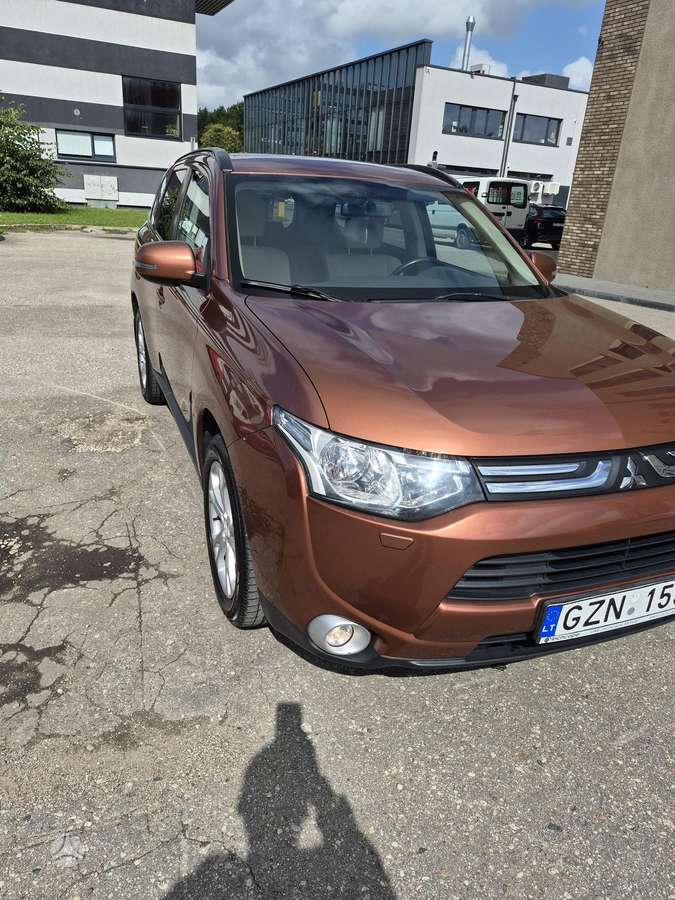 Mitsubishi Outlander 2013 — rear view