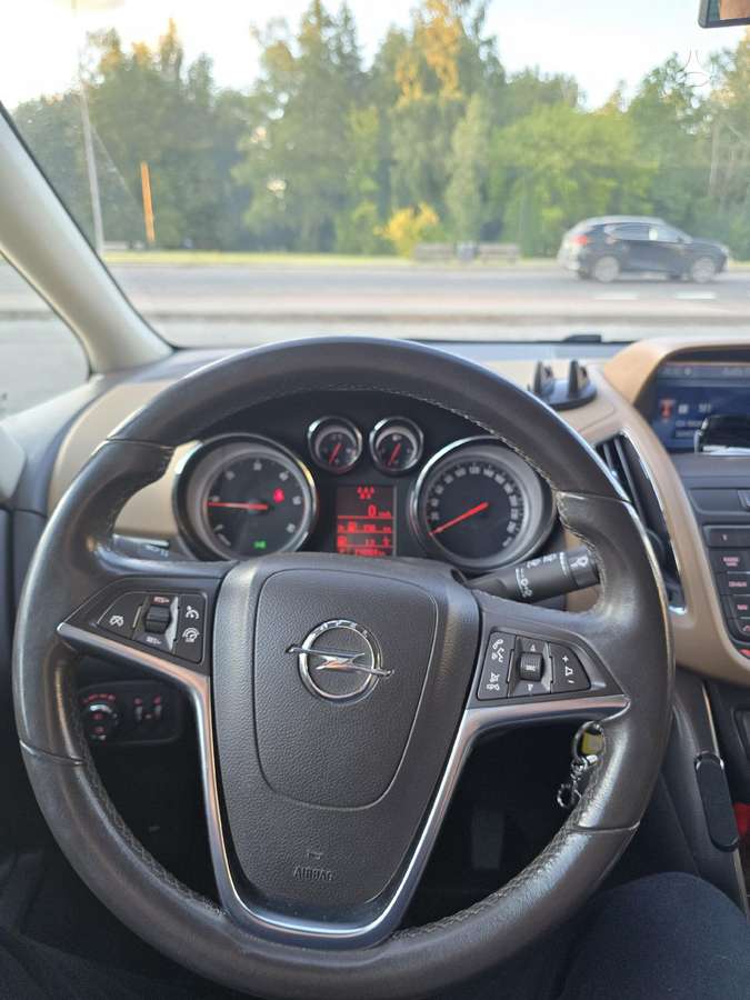 Opel Zafira 2013 — photo 10