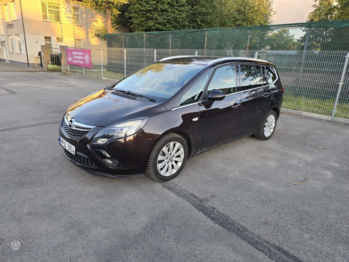 Opel Zafira 2013 — rear view