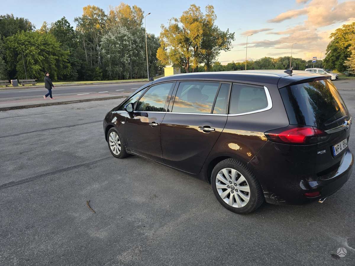Opel Zafira 2013 — interior