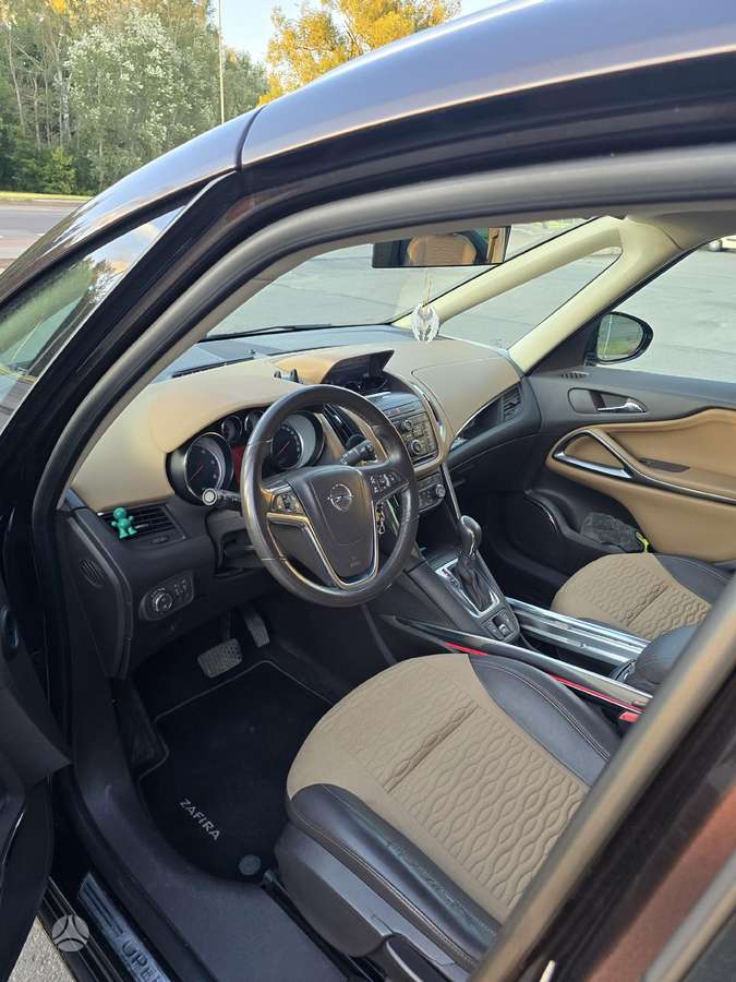 Opel Zafira 2013 — photo 8