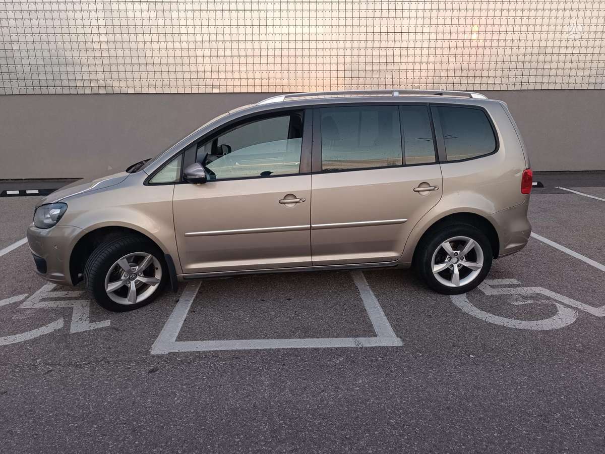 Volkswagen Touran 2011 — вигляд ззаду
