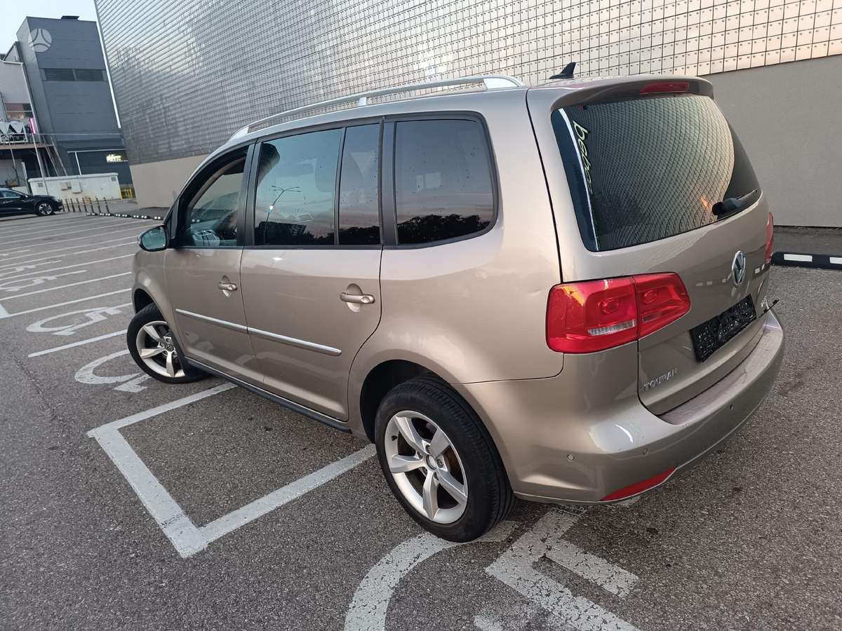 Volkswagen Touran 2011 — салон