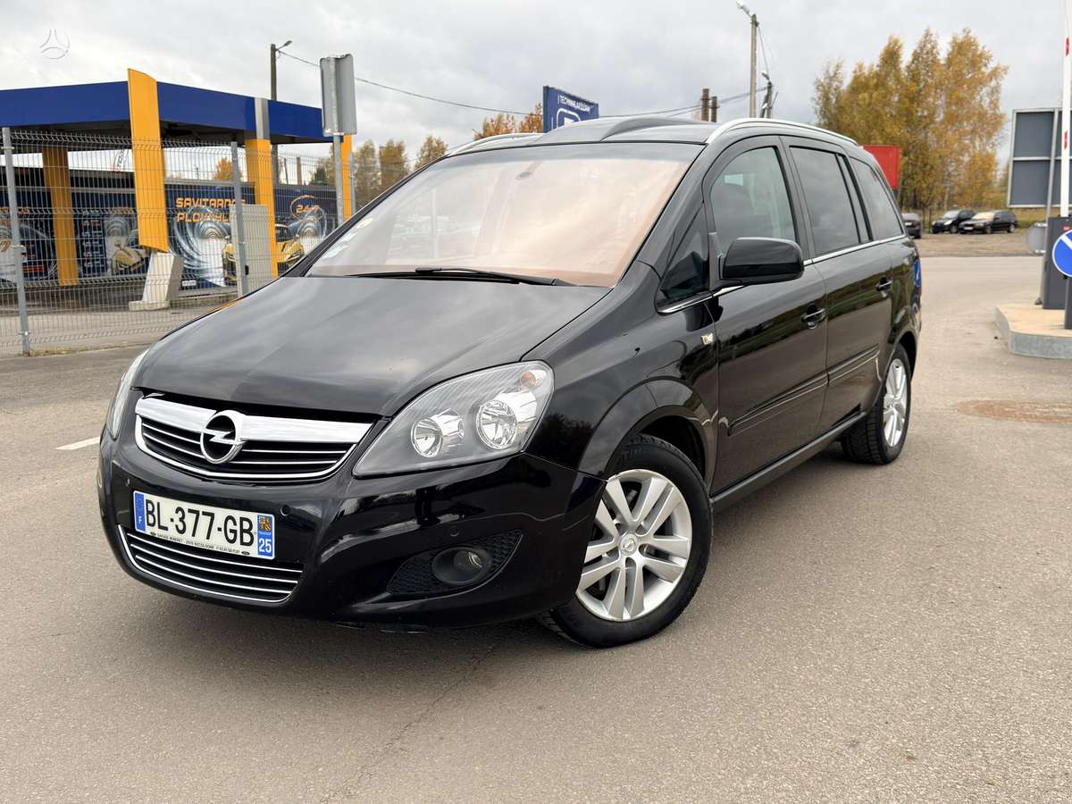 Opel Zafira 2011 — rear view