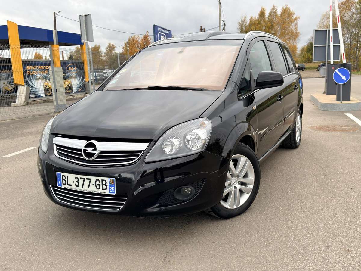 Opel Zafira 2011 — interior