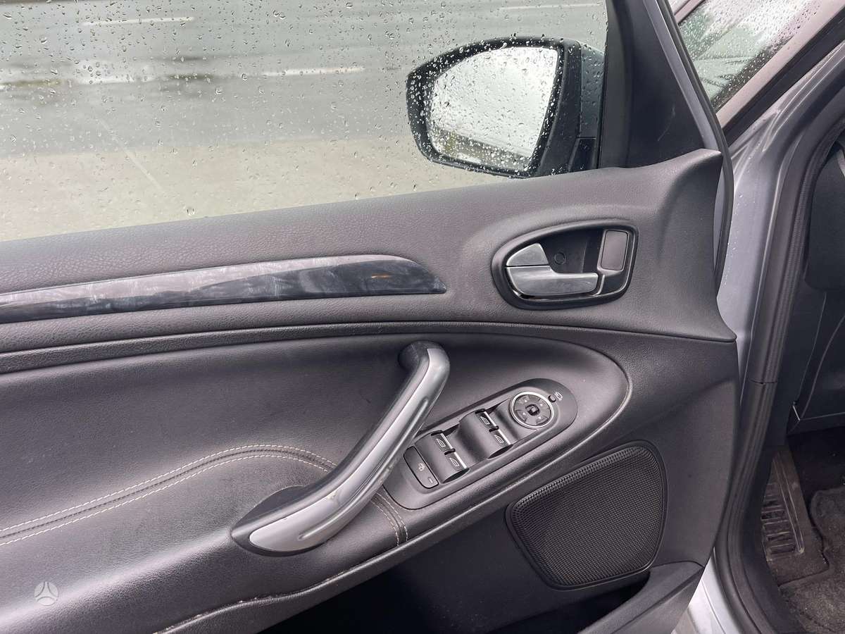 Ford Galaxy 2011 — photo 17
