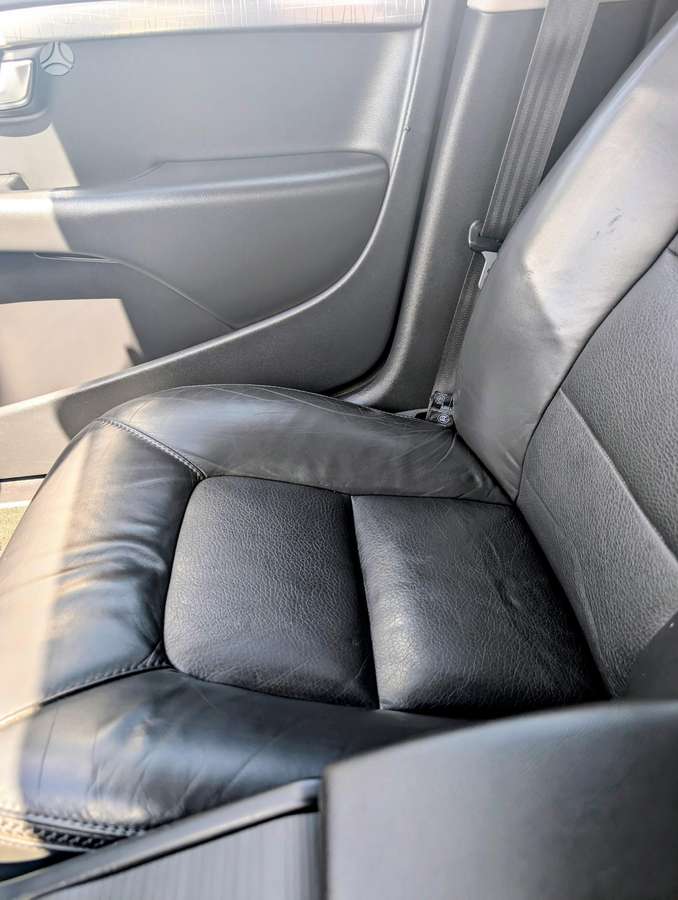 Volvo XC70 2010 — photo 11