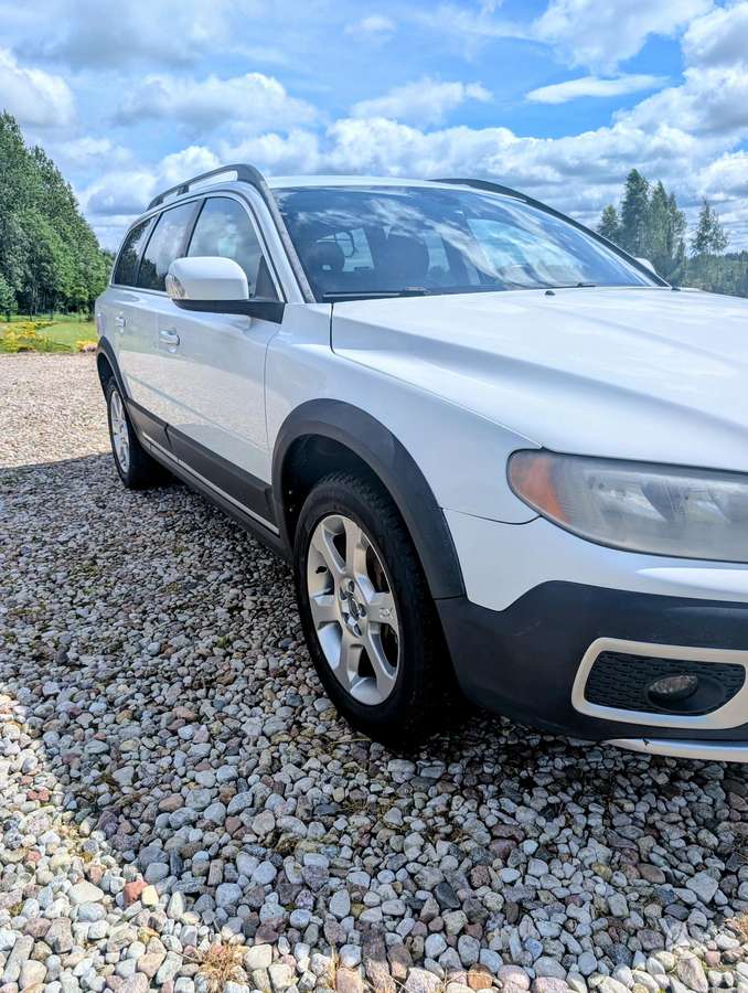 Volvo XC70 2010 — rear view