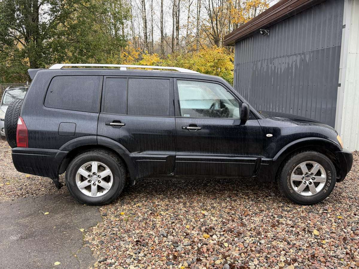 Mitsubishi Pajero 2006 — rear view