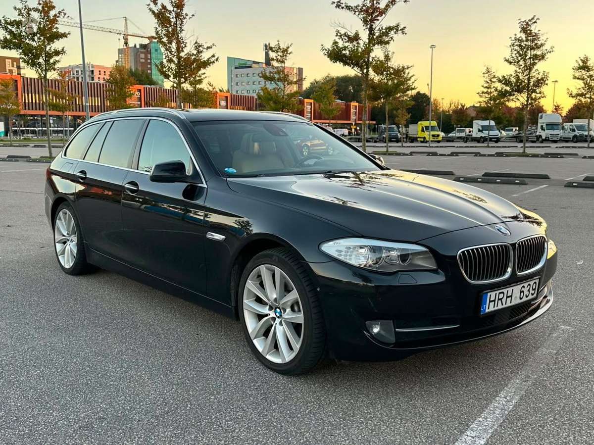 BMW 525 2011 — салон