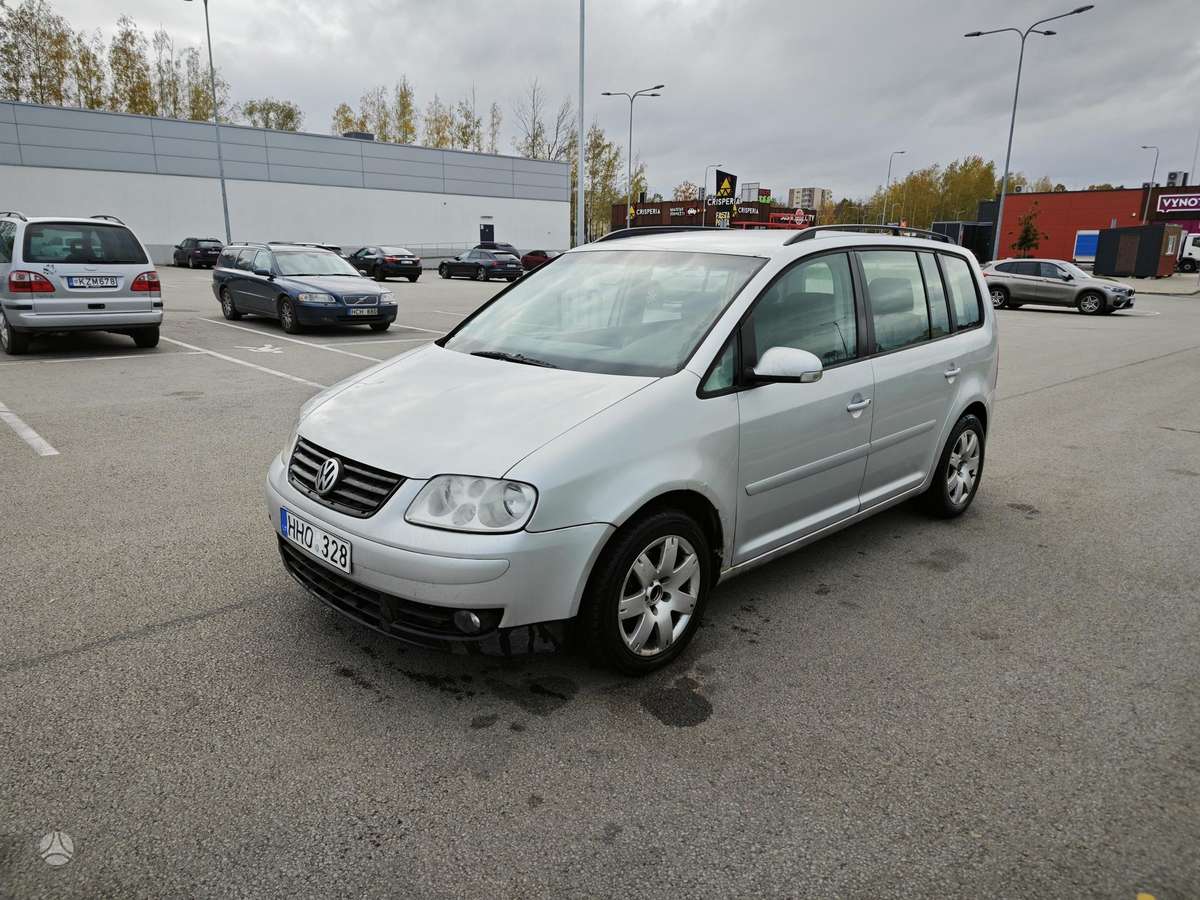 Volkswagen Touran 2004 — вигляд ззаду