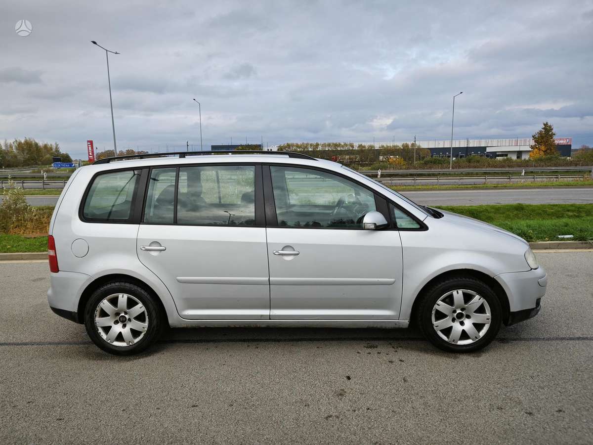 Volkswagen Touran 2004 — двигун 1968 cm³, 140 HP (103kW)