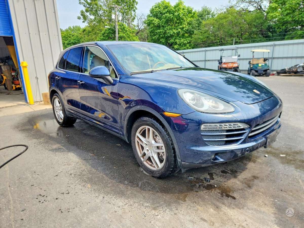 Porsche Cayenne 2012 — rear view