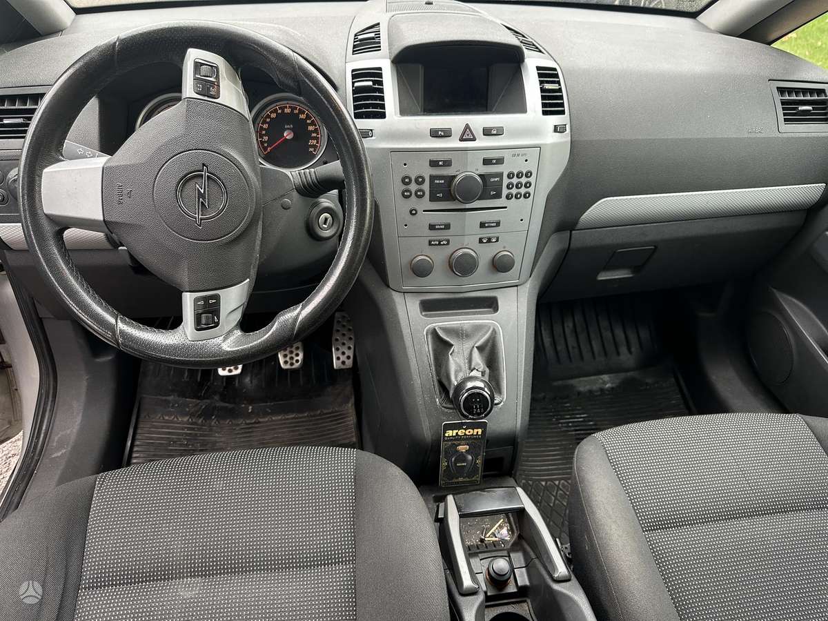Opel Zafira 2007 — rear view