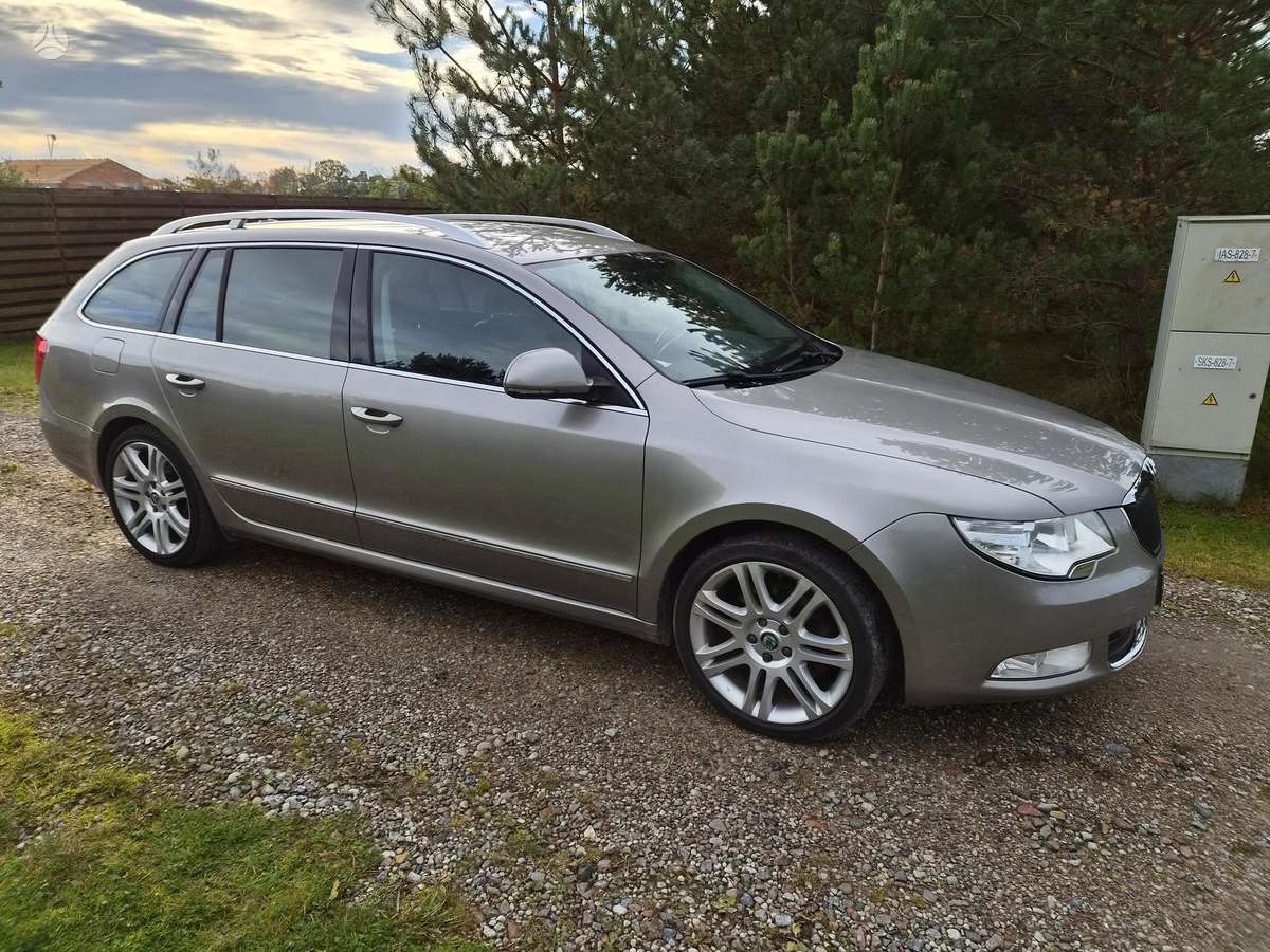 Skoda Superb 2013 — вигляд ззаду