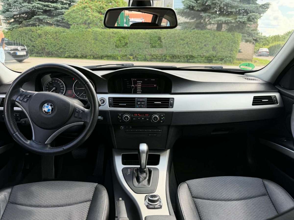 BMW 320 2010 — photo 11