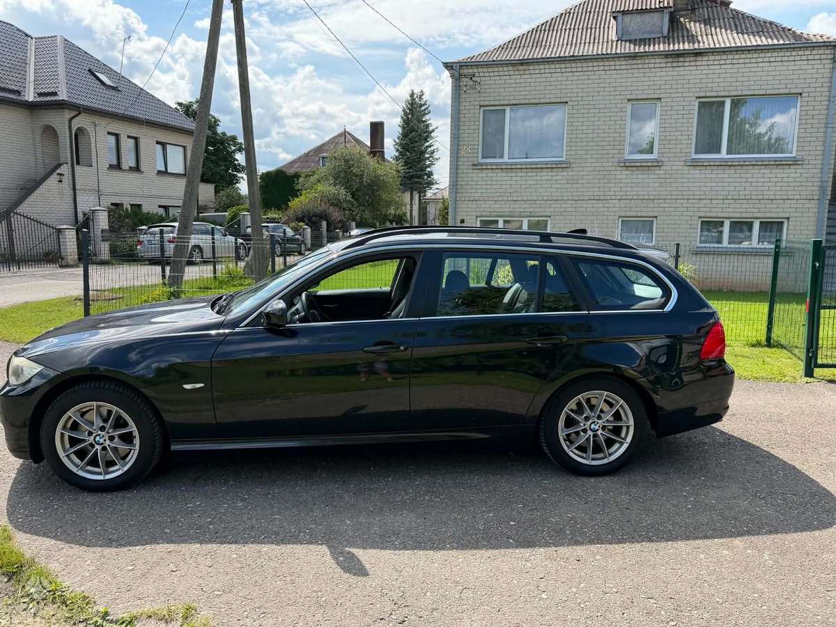 BMW 320 2010 — rear view