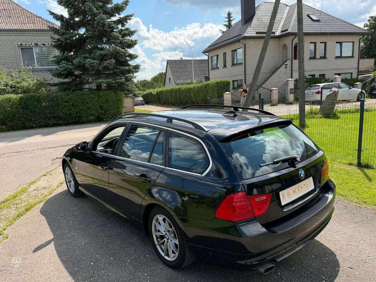 BMW 320 2010 — interior