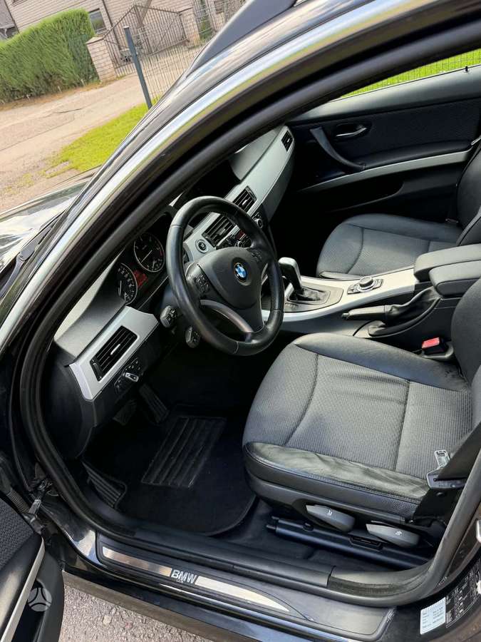 BMW 320 2010 — photo 9