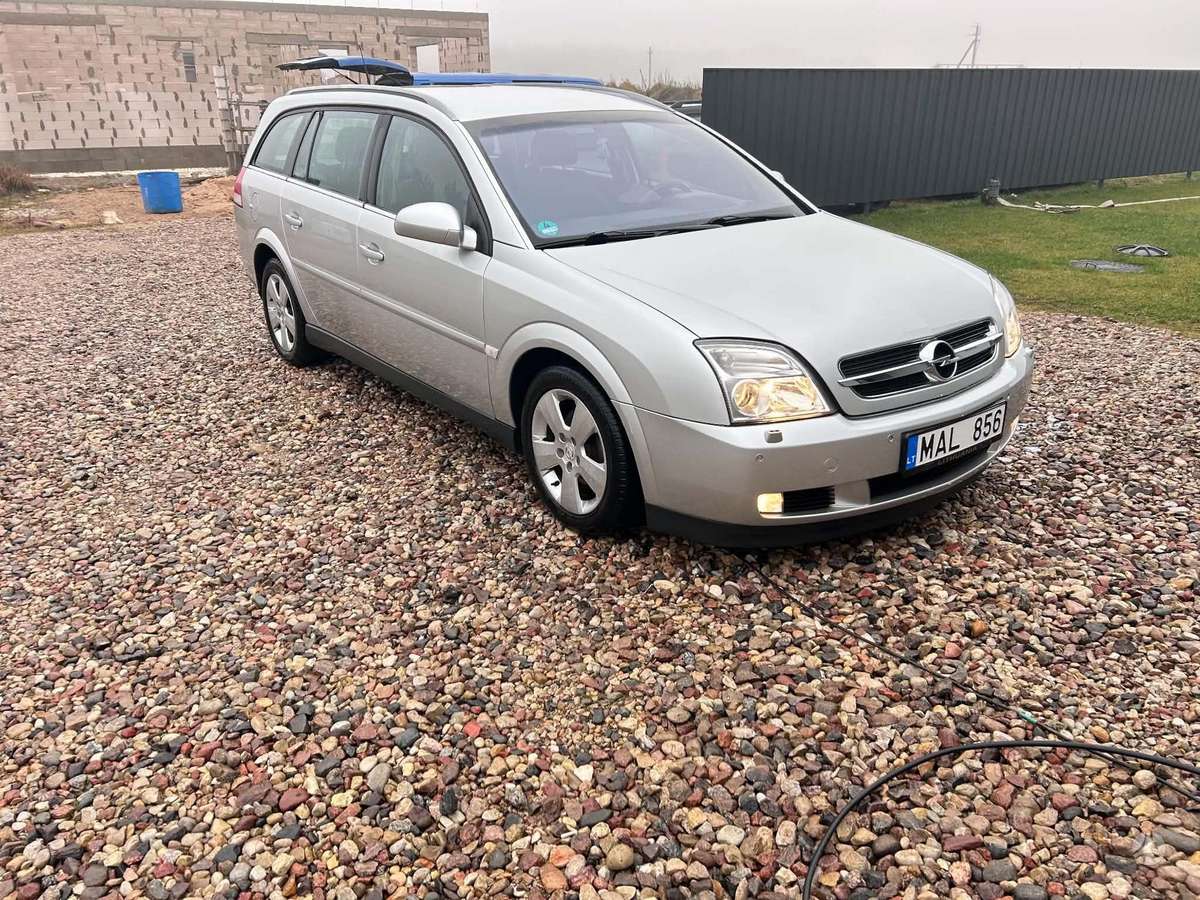 Opel Vectra 2004 — rear view