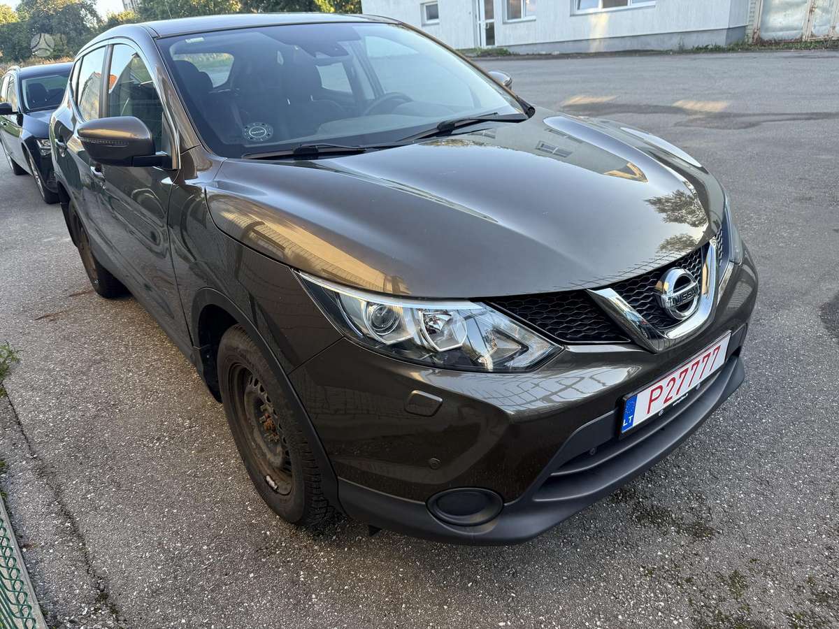 Nissan Qashqai 2015 — rear view