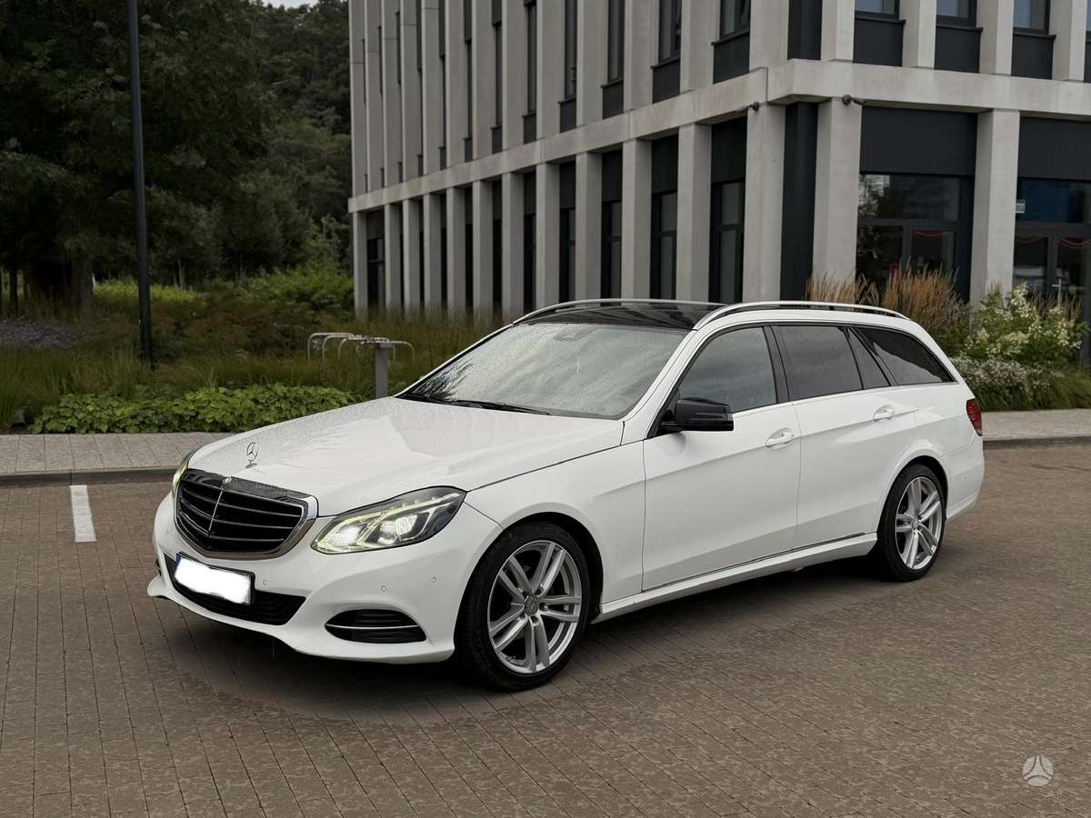 Mercedes-Benz E200 2014 — вигляд ззаду