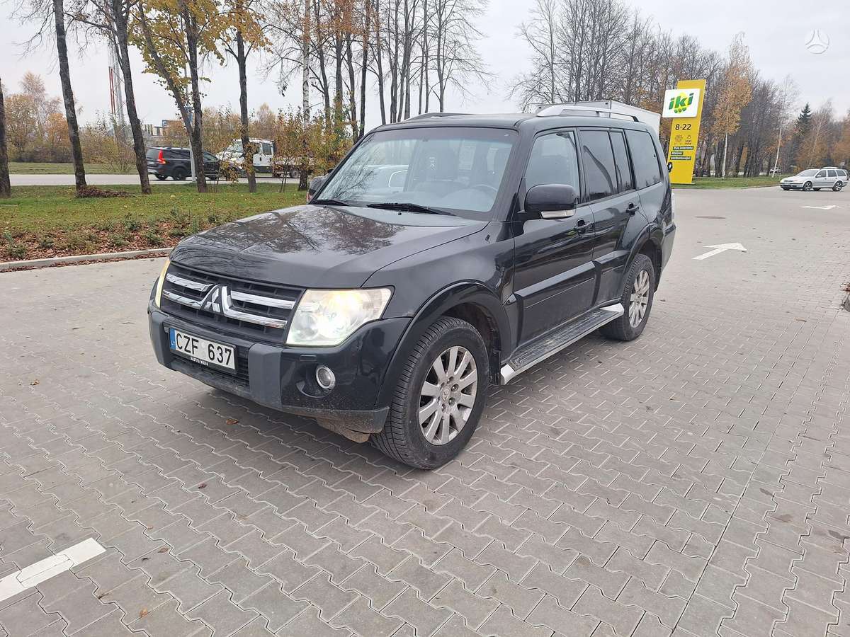 Mitsubishi Pajero 2009 — rear view