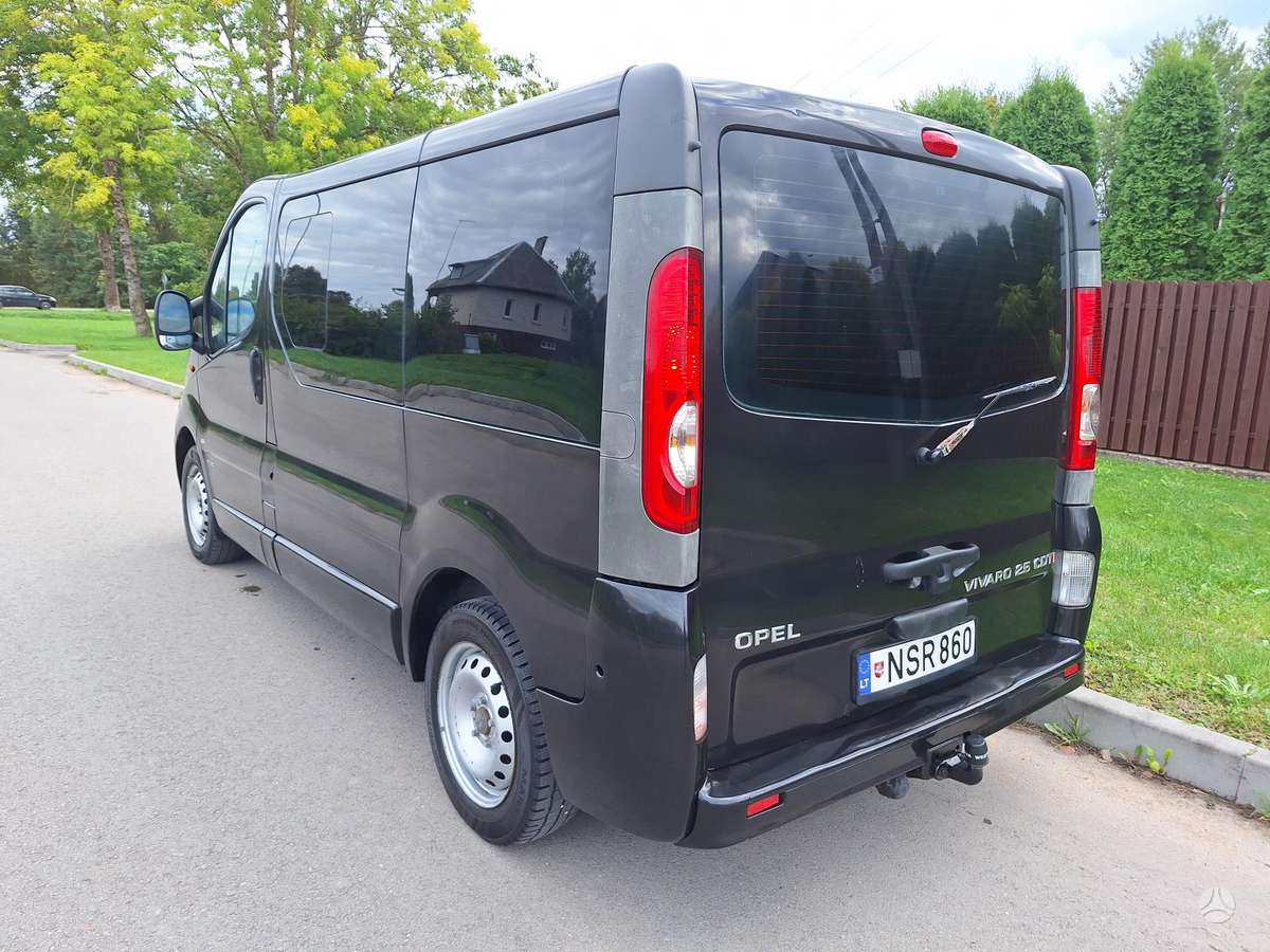 Opel Vivaro 2008 — вигляд ззаду