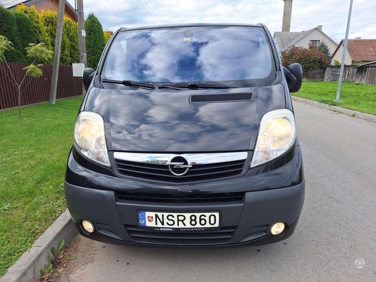 Opel Vivaro 2008 — салон