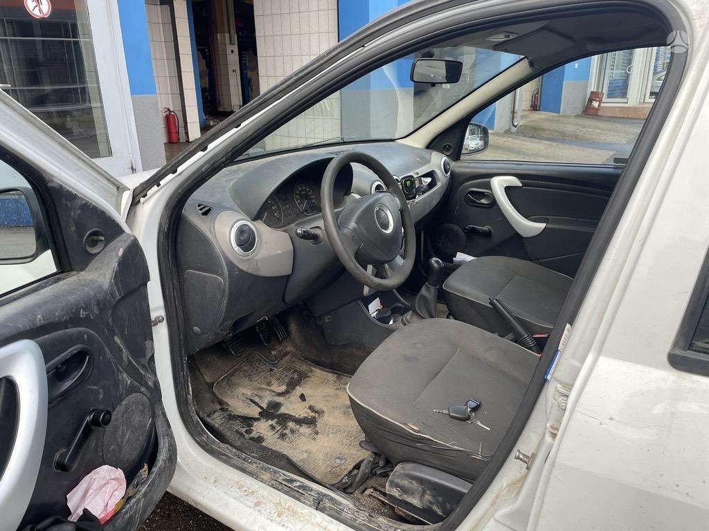Dacia Logan 2012 — вигляд ззаду