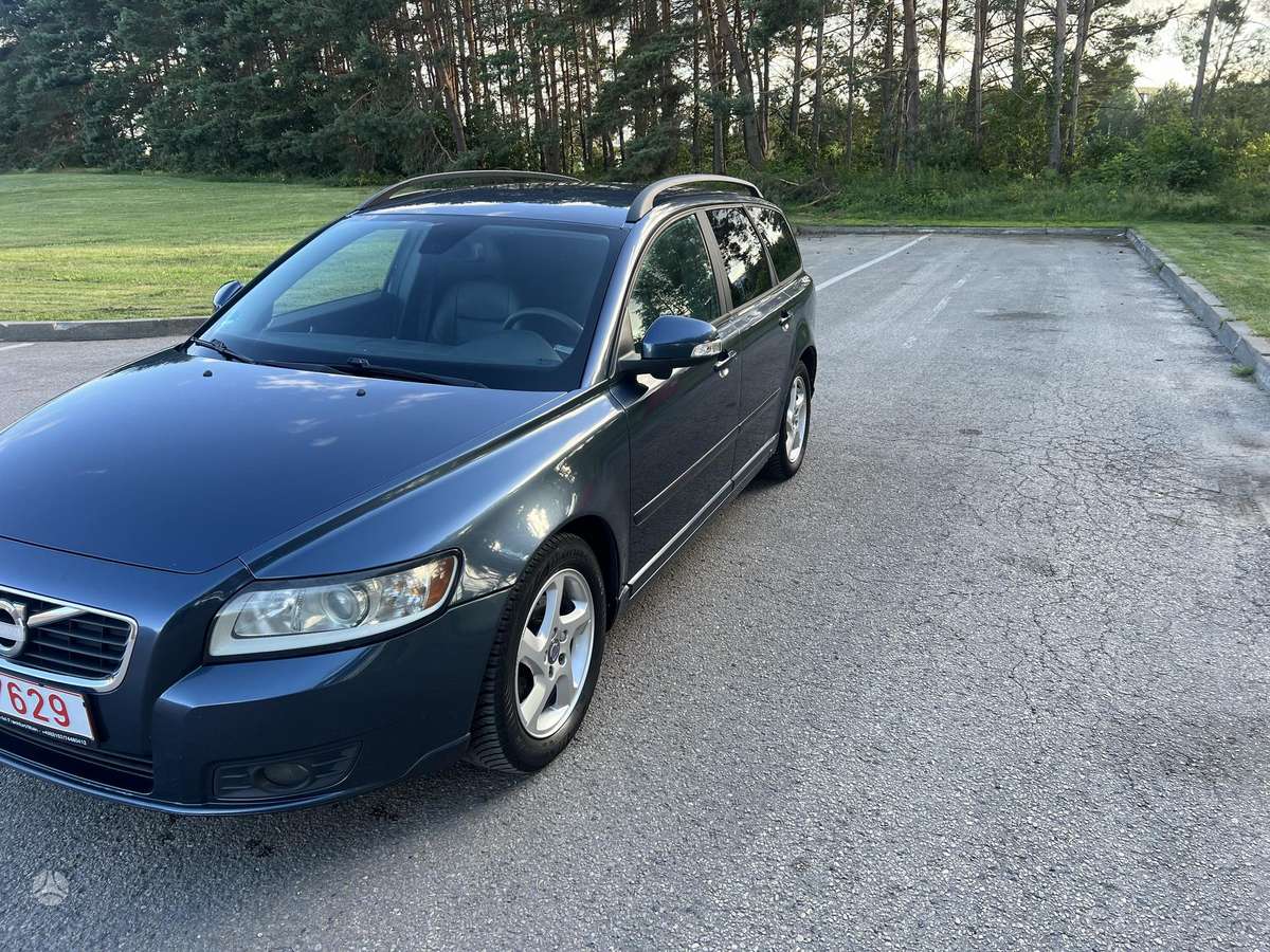 Volvo V50 2011 — rear view