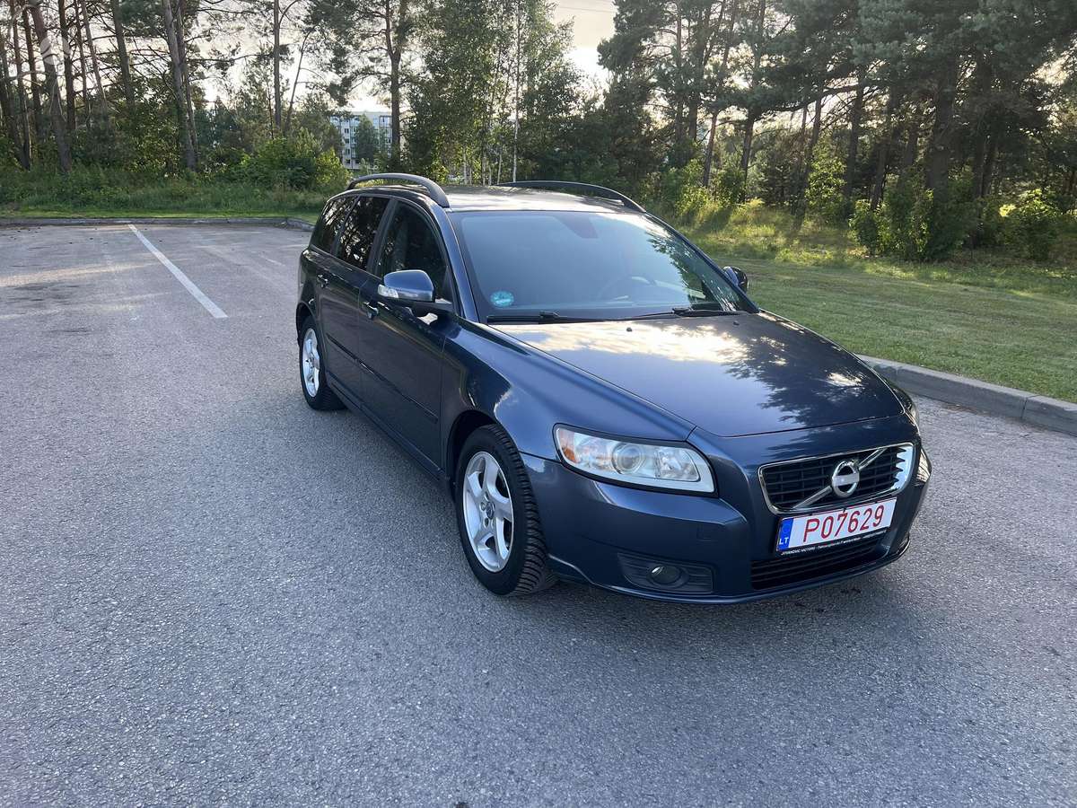 Volvo V50 2011 — interior