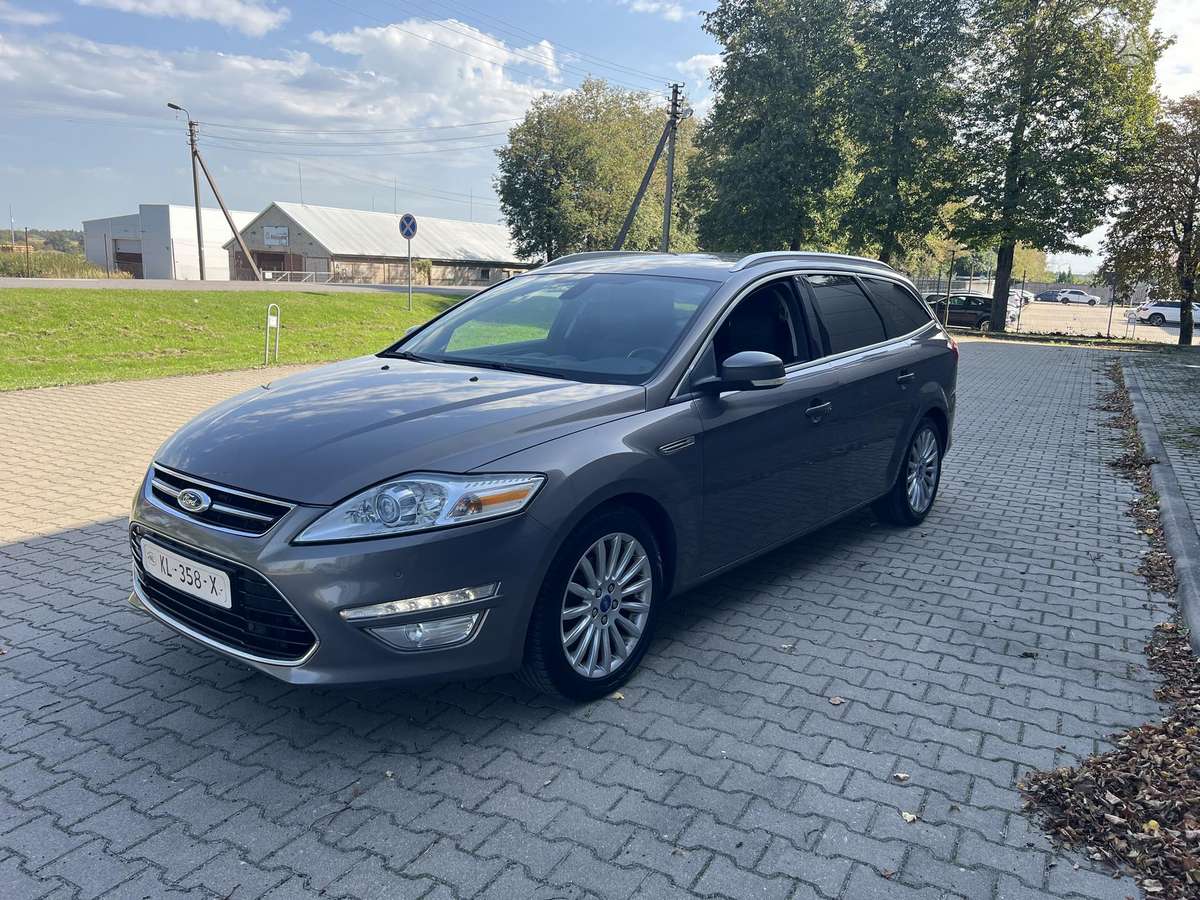 Ford Mondeo 2012 — rear view