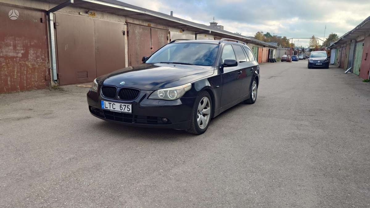 BMW 530 2004 — вигляд ззаду