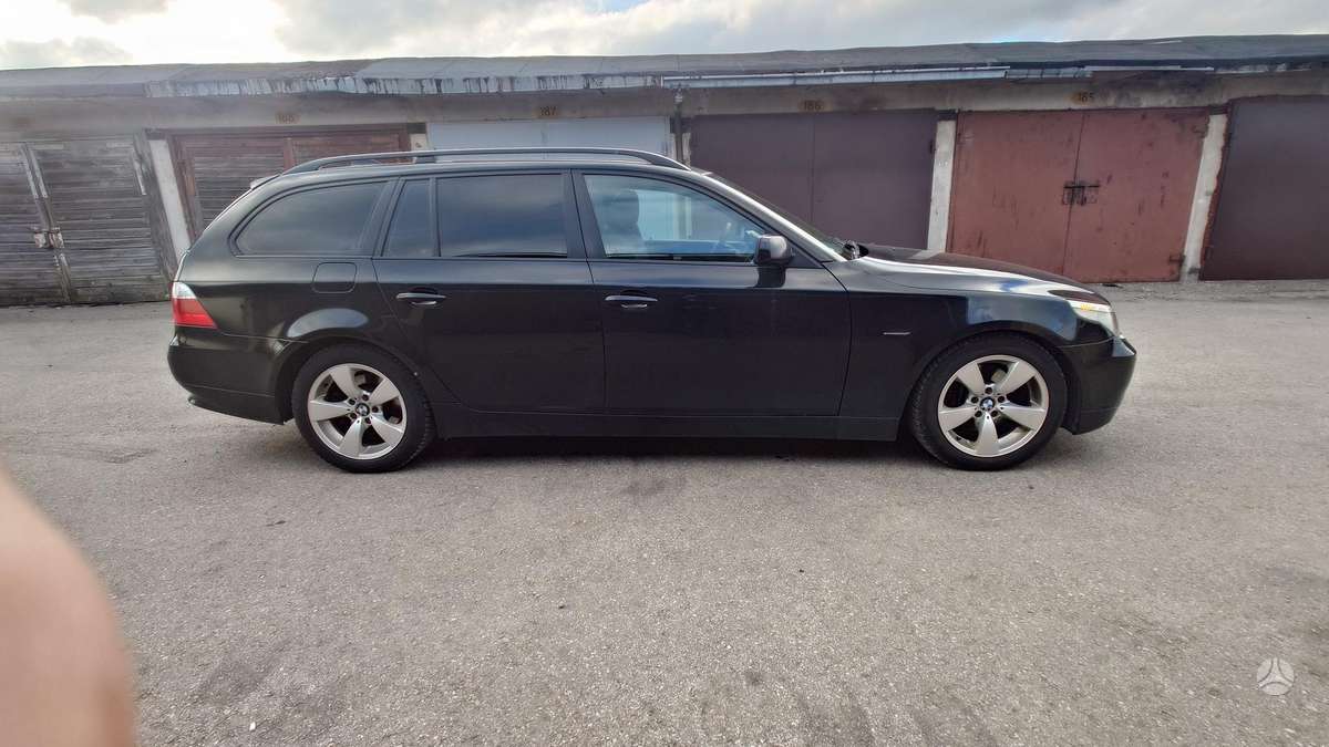 BMW 530 2004 — салон