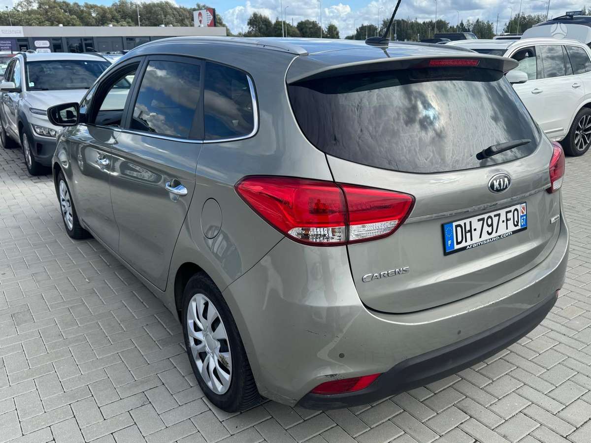 Kia Carens 2014 — rear view