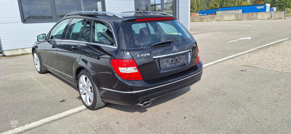 Mercedes-Benz C220 2012 — interior