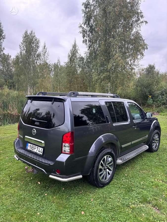 Nissan Pathfinder 2012 — rear view
