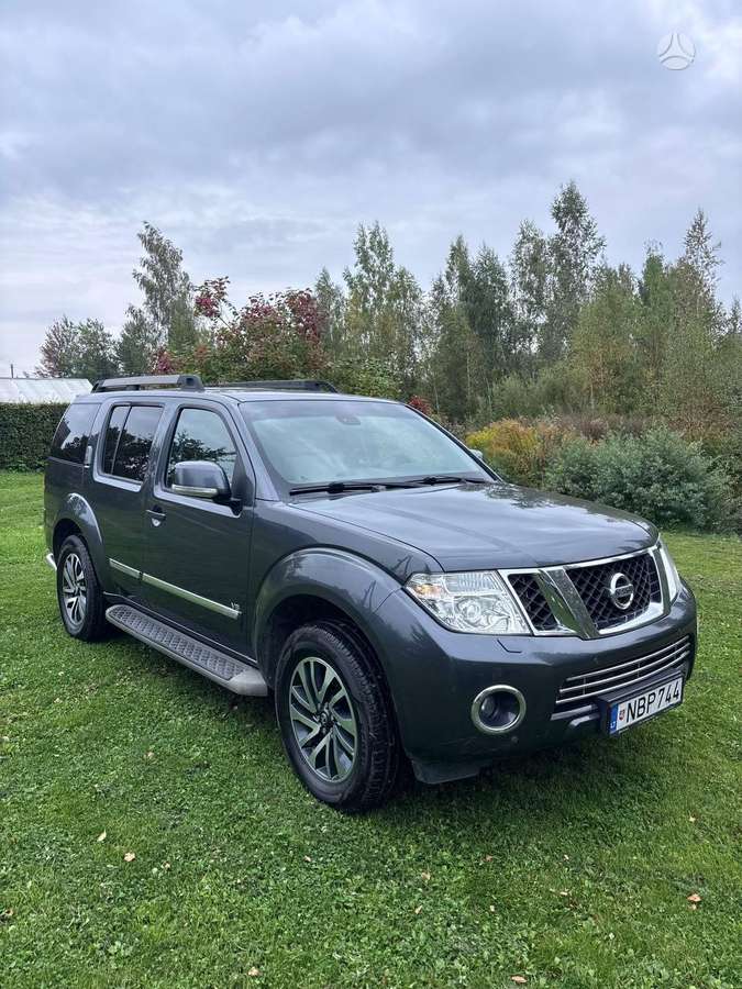 Nissan Pathfinder 2012 — interior